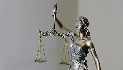 Like the scales of justice, there are many pros and cons to class action lawsuits, and choosing the right course of action is a balancing act for many people